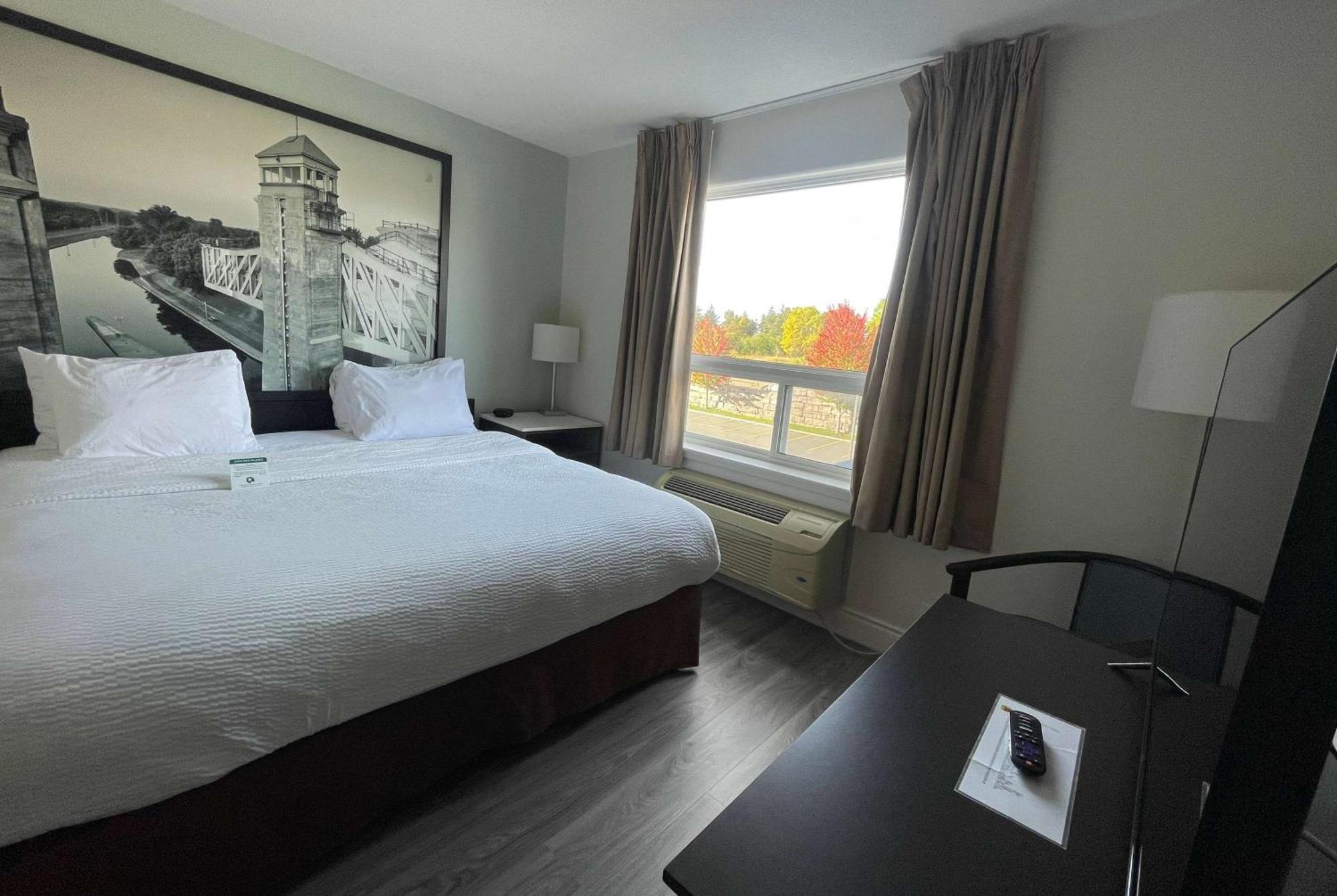 Hotel Super 8 By Wyndham Peterborough Exterior foto