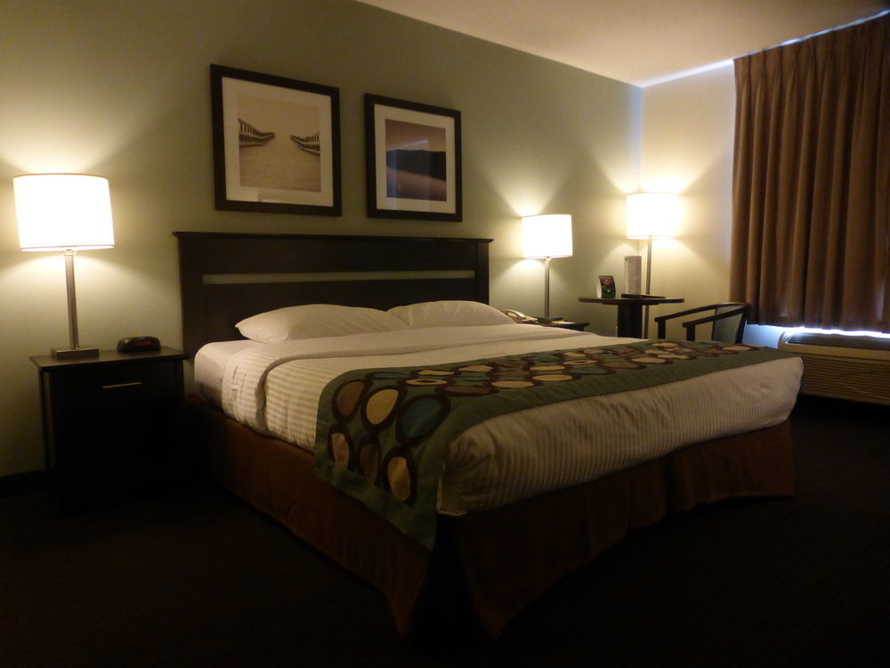 Hotel Super 8 By Wyndham Peterborough Exterior foto