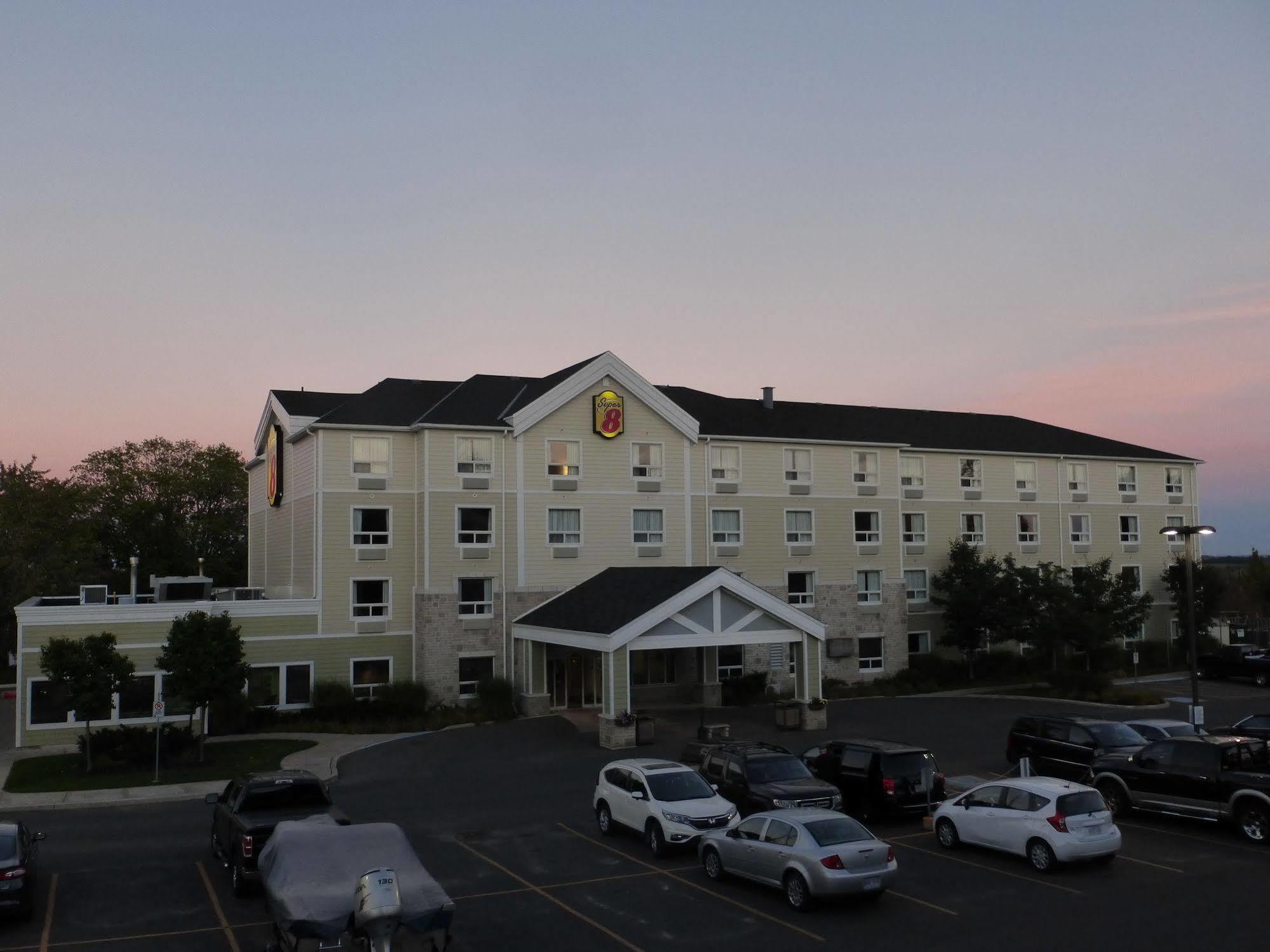 Hotel Super 8 By Wyndham Peterborough Exterior foto